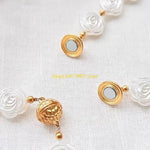 collier classique blanc fleurs aimants dorés accessoire bijou femme élégant fleuri sans trous