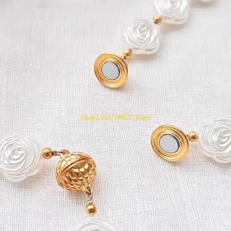 collier classique blanc fleurs aimants dorés accessoire bijou femme élégant fleuri sans trous