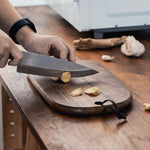 planches découper bois massif noyer marron foncé moderne rectangle poignée anneaux cuir cuisine restaurant