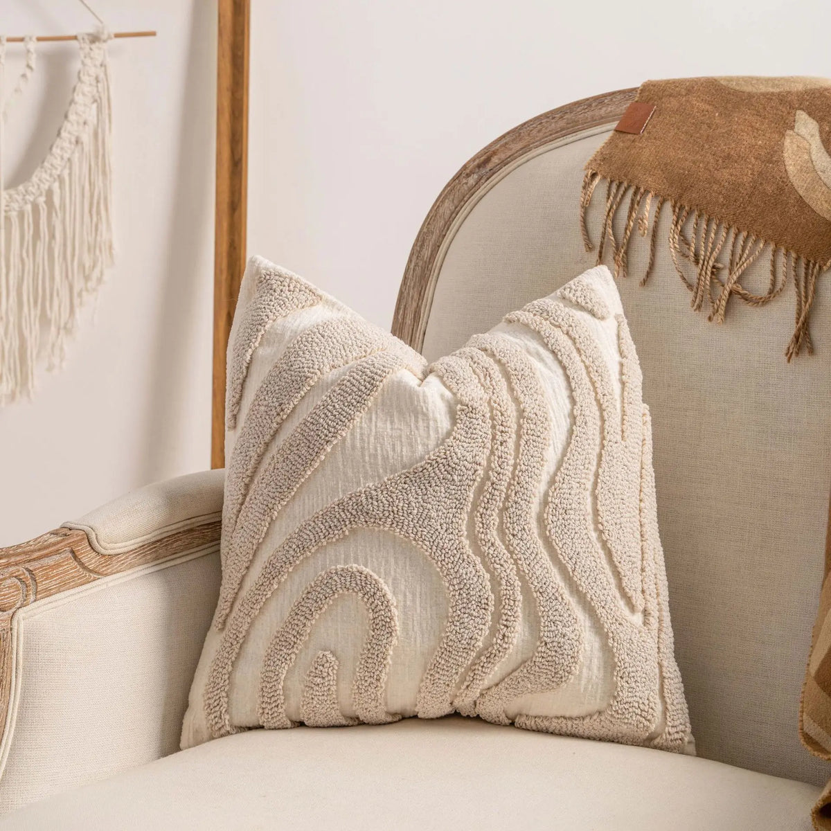 coussins décoratifs bohèmes motifs géométriques blanc cassé franges dentelle