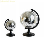 statues décoratives modernes globes argentés miroirs disco support noir ornement festive