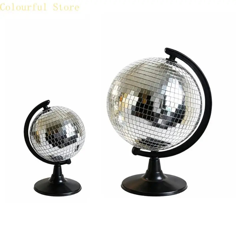 statues décoratives modernes globes argentés miroirs disco support noir ornement festive