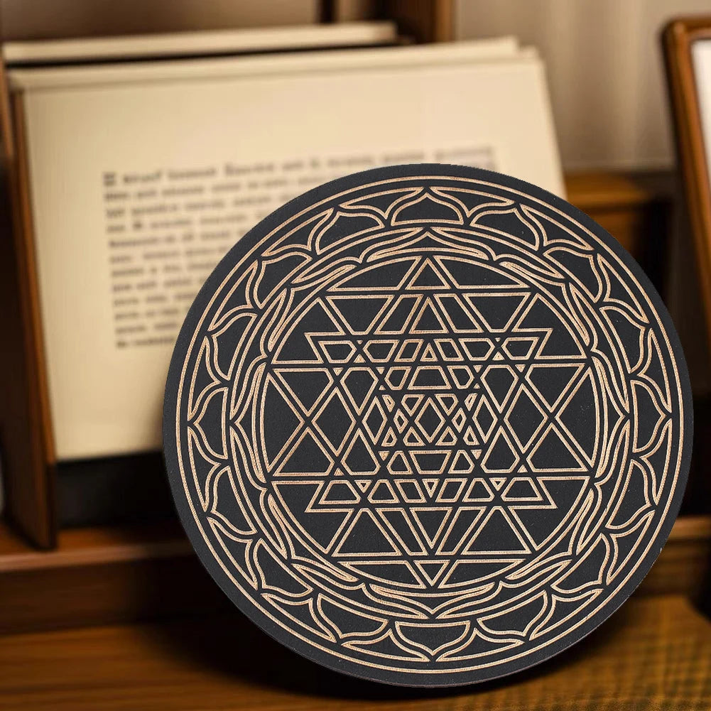 pendule bois motif géométrique marron motif triangle spiritualité décoration tarot cristaux bougie quartz meditation