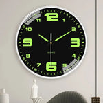 horloge murale luminoise antique aiguille fond noir numéros blancs vert fluo salon decoration