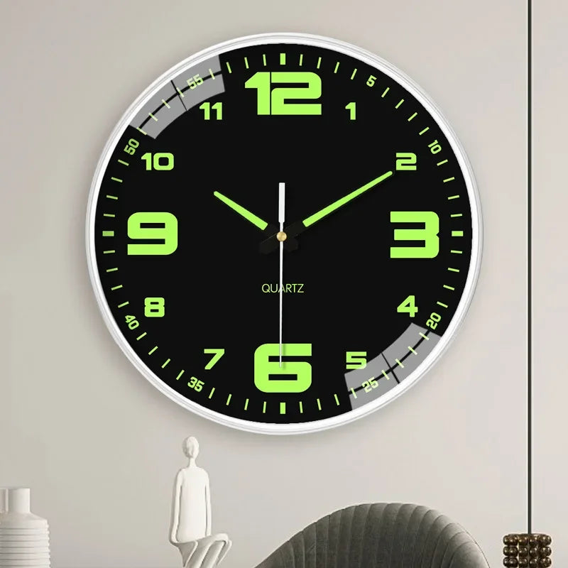 horloge murale luminoise antique aiguille fond noir numéros blancs vert fluo salon decoration