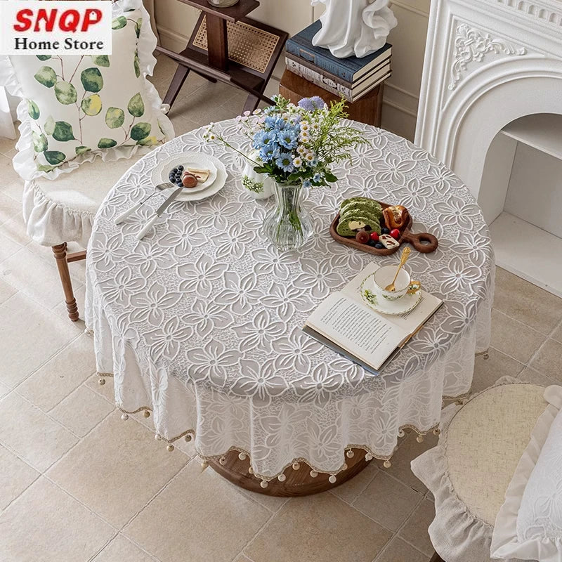 nappe table blanche fleurs feuilles découpées translucide classique romantique mariage fête restaurantextérieur