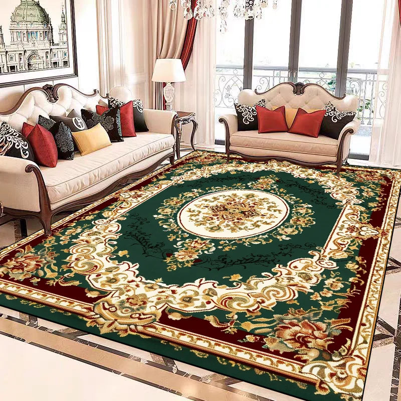Tapis de salon élégant de style baroque avec un motif floral luxuriant sur fond vert foncé, créant une ambiance chaleureuse et raffinée dans cette pièce spacieuse.