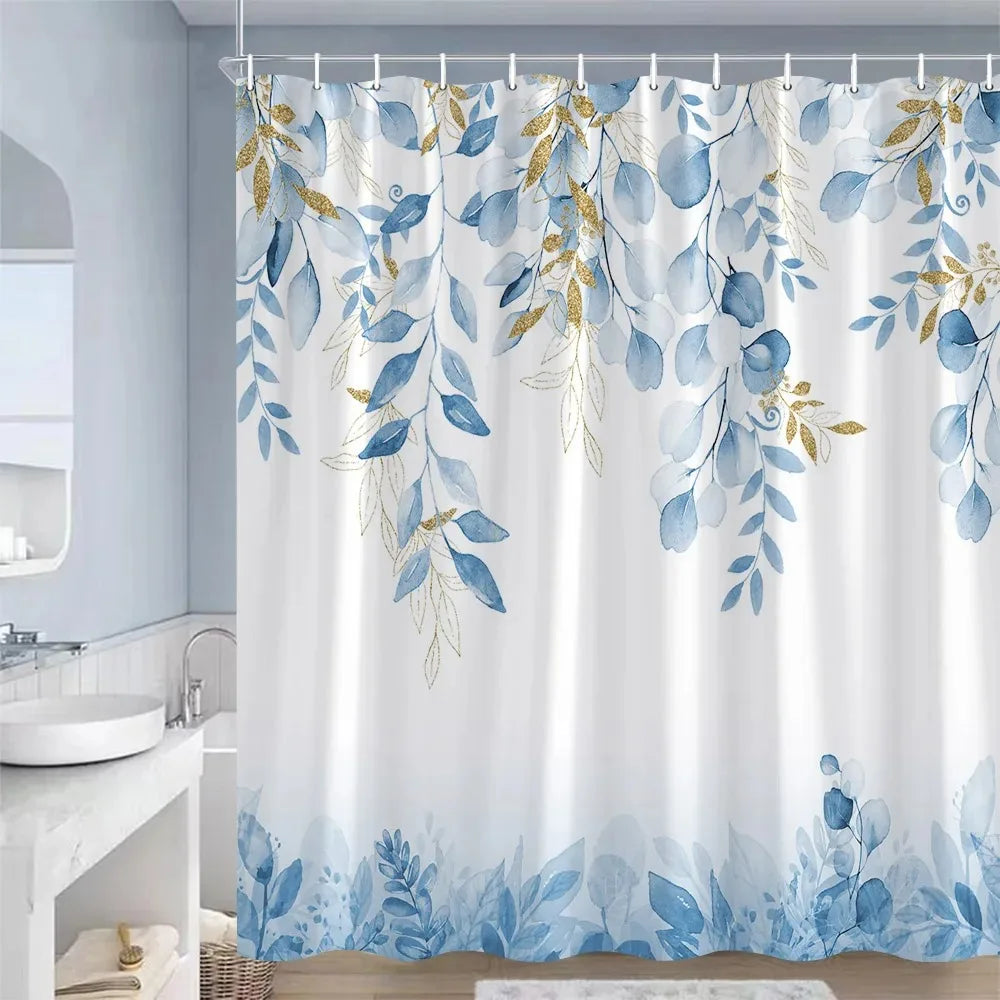 Rideau de douche bleu en textile avec un motif floral, situé dans une salle de bain bien décorée avec une plante d'intérieur. Le design floral du rideau ajoute une touche d'élégance et de couleur à l'espace, rendant la salle de bain plus accueillante et esthétiquement plaisante.