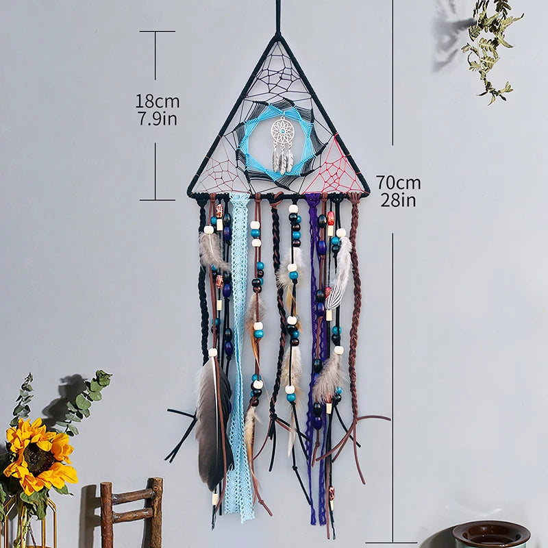 Beau capteur de rêves triangulaire décoré de perles, de plumes et de motifs colorés, suspendu dans un style bohème.