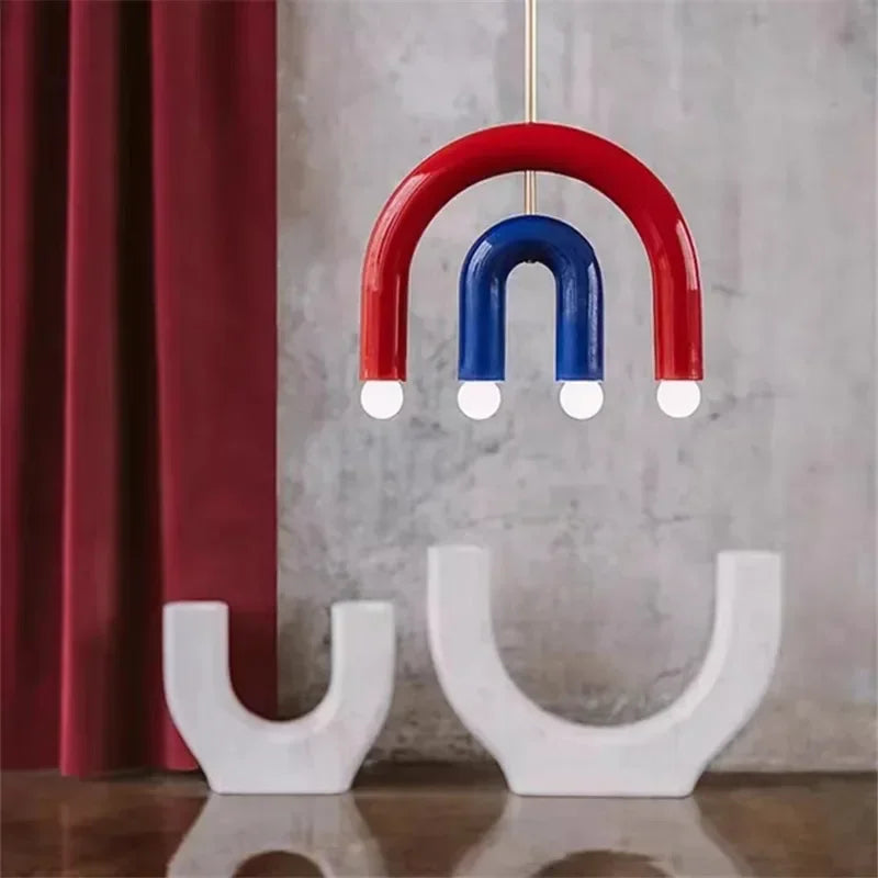 suspension lumineuse moderne arc forme géométrique rouge bleu noir blanc