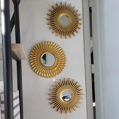 Ensemble de 3 miroirs dorés ronds pour décoration murale sur fond blanc