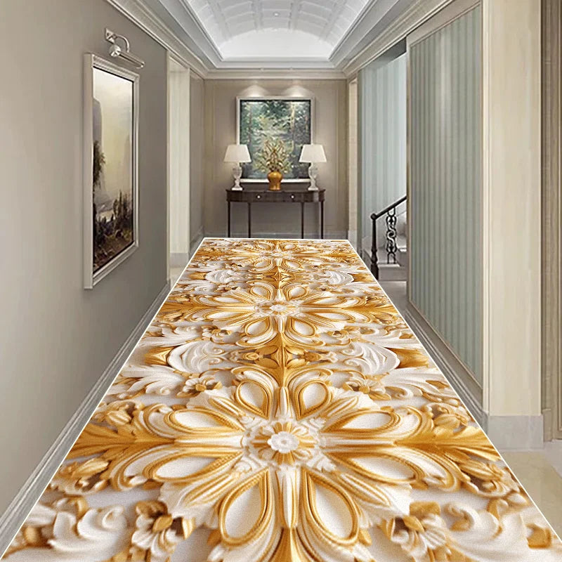 Couloir élégant avec un sol en motifs dorés ornés et des murs gris clair, une console noire avec des lampes et une décoration murale.