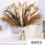bouquets pampas marron clair beige blanc feuilles vertes plumes blanches décoration intérieure mariage boho