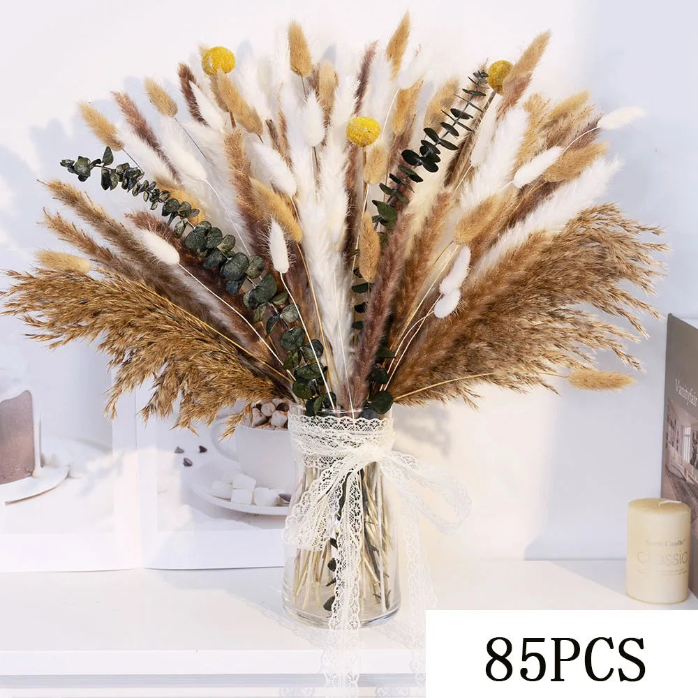 bouquets pampas marron clair beige blanc feuilles vertes plumes blanches décoration intérieure mariage boho
