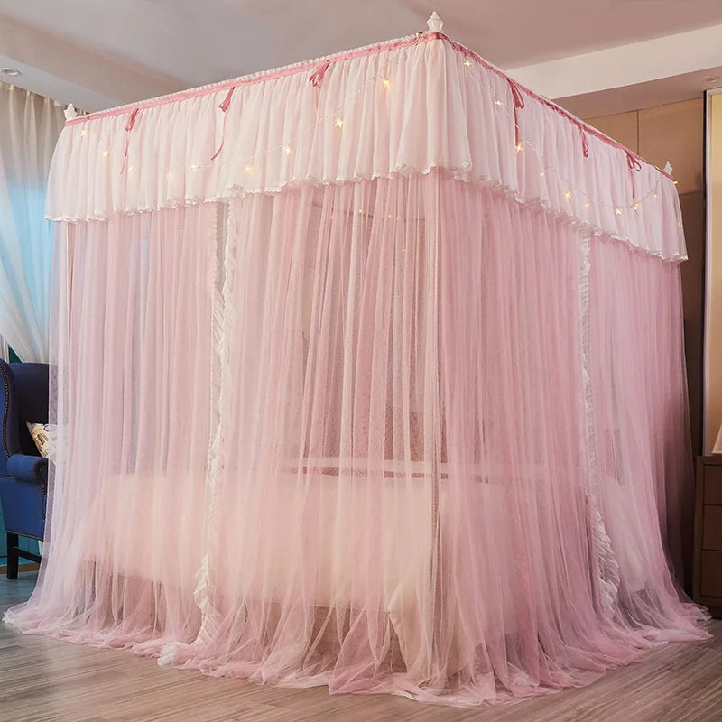 Une chambre de rêve avec un magnifique lit à baldaquin rose, créant une atmosphère romantique et féérique.