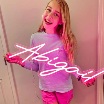 signe néon personnalisable lettres stylisées couleur rose moderne lumineux chambre étude