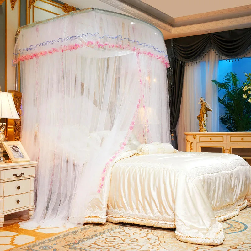 Superbe chambre de luxe avec un lit à baldaquin élégant, des rideaux roses et blancs translucides et des éléments de décoration dorés, offrant une atmosphère chaleureuse et romantique.