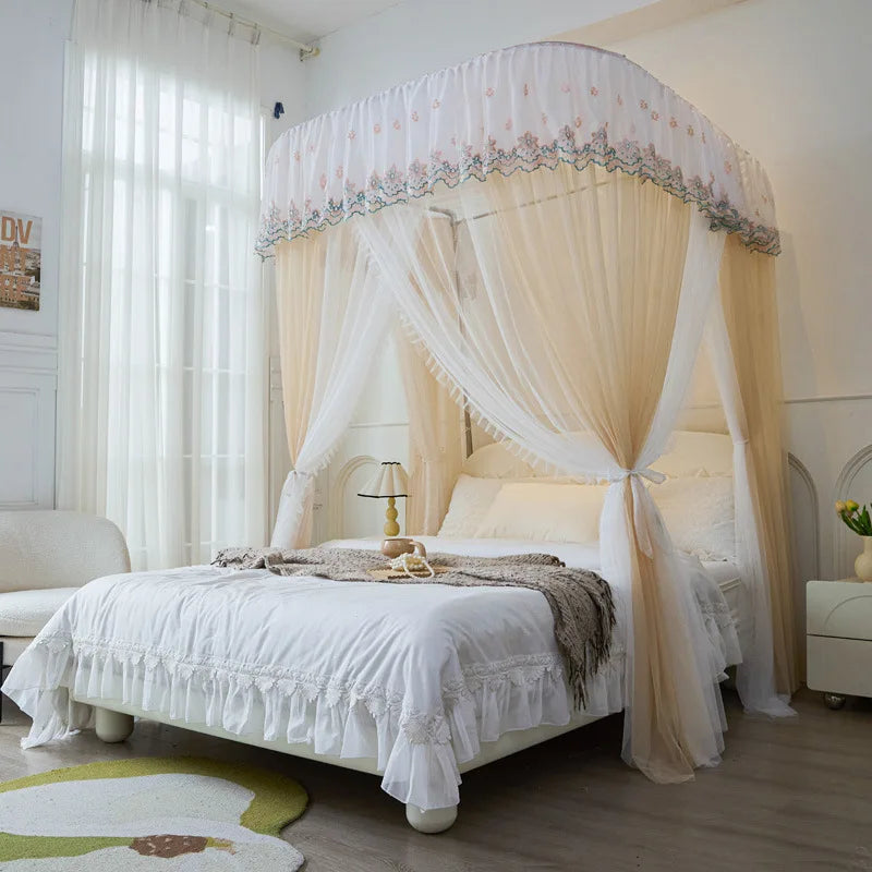 Chambre à coucher spacieuse et élégante avec un grand lit à baldaquin en blanc et rose, accompagné de rideaux et d'un tapis de sol décoratifs.