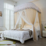 Chambre à coucher spacieuse et élégante avec un grand lit à baldaquin en blanc et rose, accompagné de rideaux et d'un tapis de sol décoratifs.