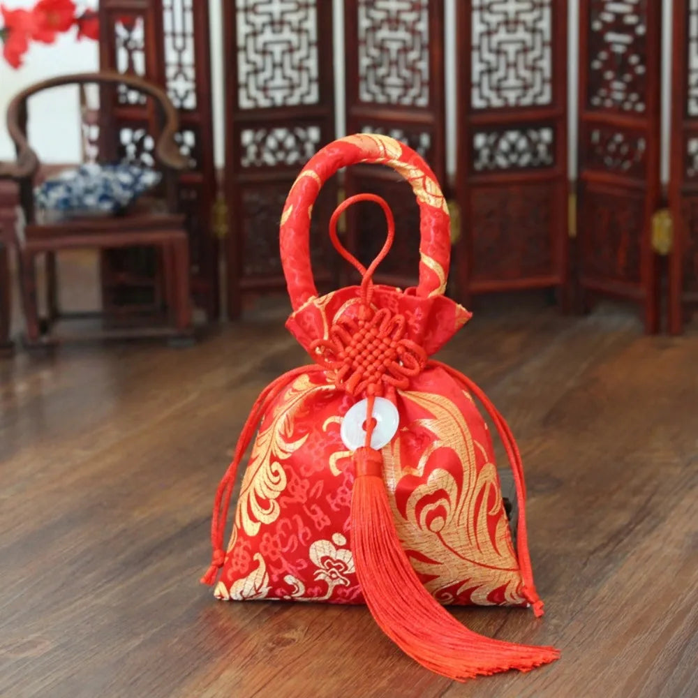 sac main traditionnel rouge broderie dorée motifs floraux poignée circulaire pompon décoration festiveoccasionnels
