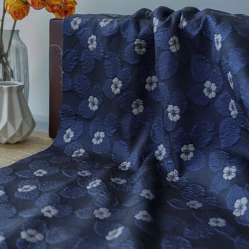 tissu brocart polyester bleu marine motifs fleurs relief classique printemps automne decoration creation mode