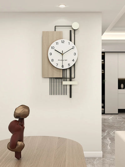 Horloge murale en bois minimaliste noire sur mur blanc salon moderne