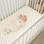 Drap-housse bébé en couleur blanche dans une chambre décorée