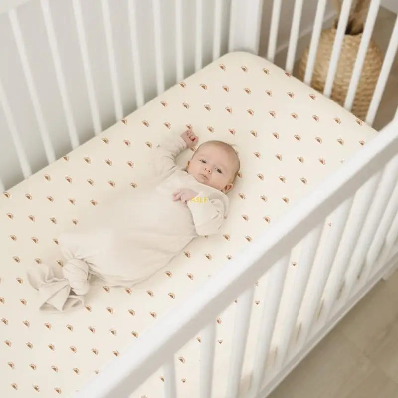 Drap-housse bébé en couleur blanche dans une chambre décorée