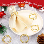 Assiette blanche avec des serviettes pliées et des anneaux dorés, décoration de Noël en arrière-plan avec un message de voeux pour Noël et la nouvelle année.