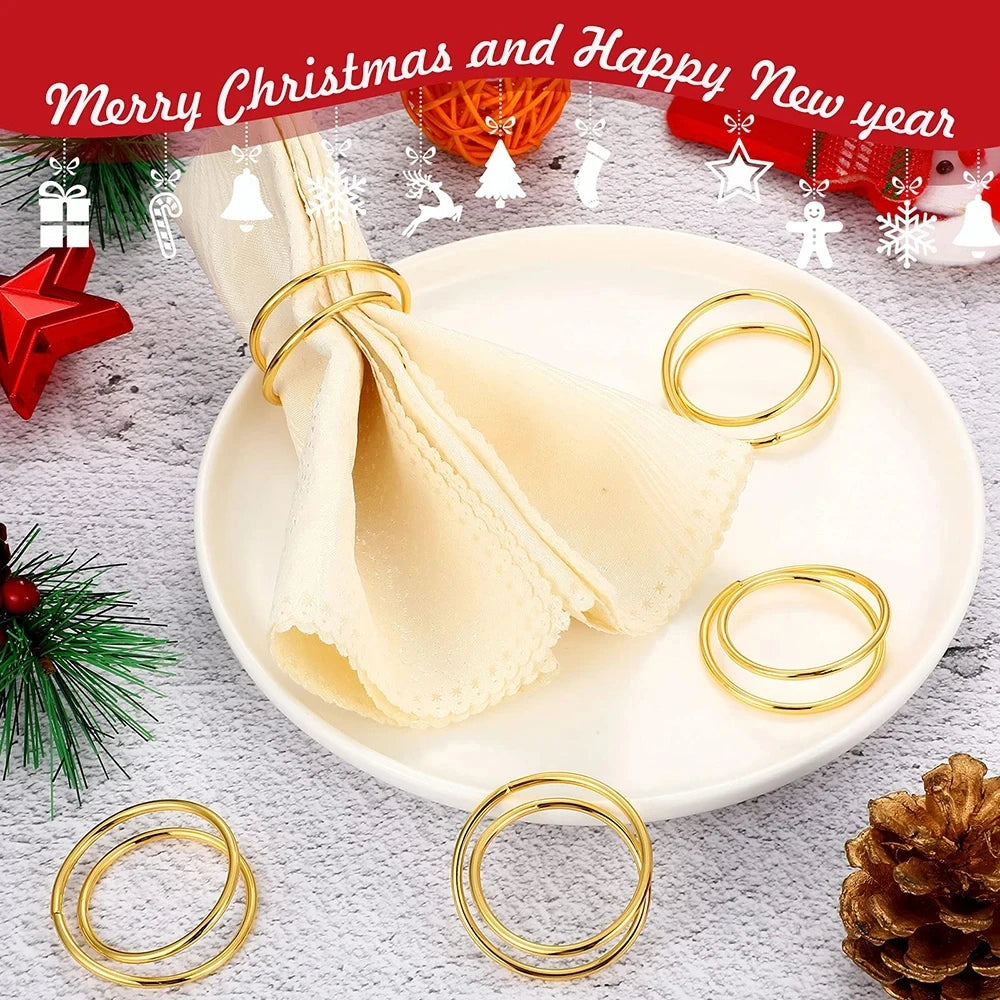 Assiette blanche avec des serviettes pliées et des anneaux dorés, décoration de Noël en arrière-plan avec un message de voeux pour Noël et la nouvelle année.
