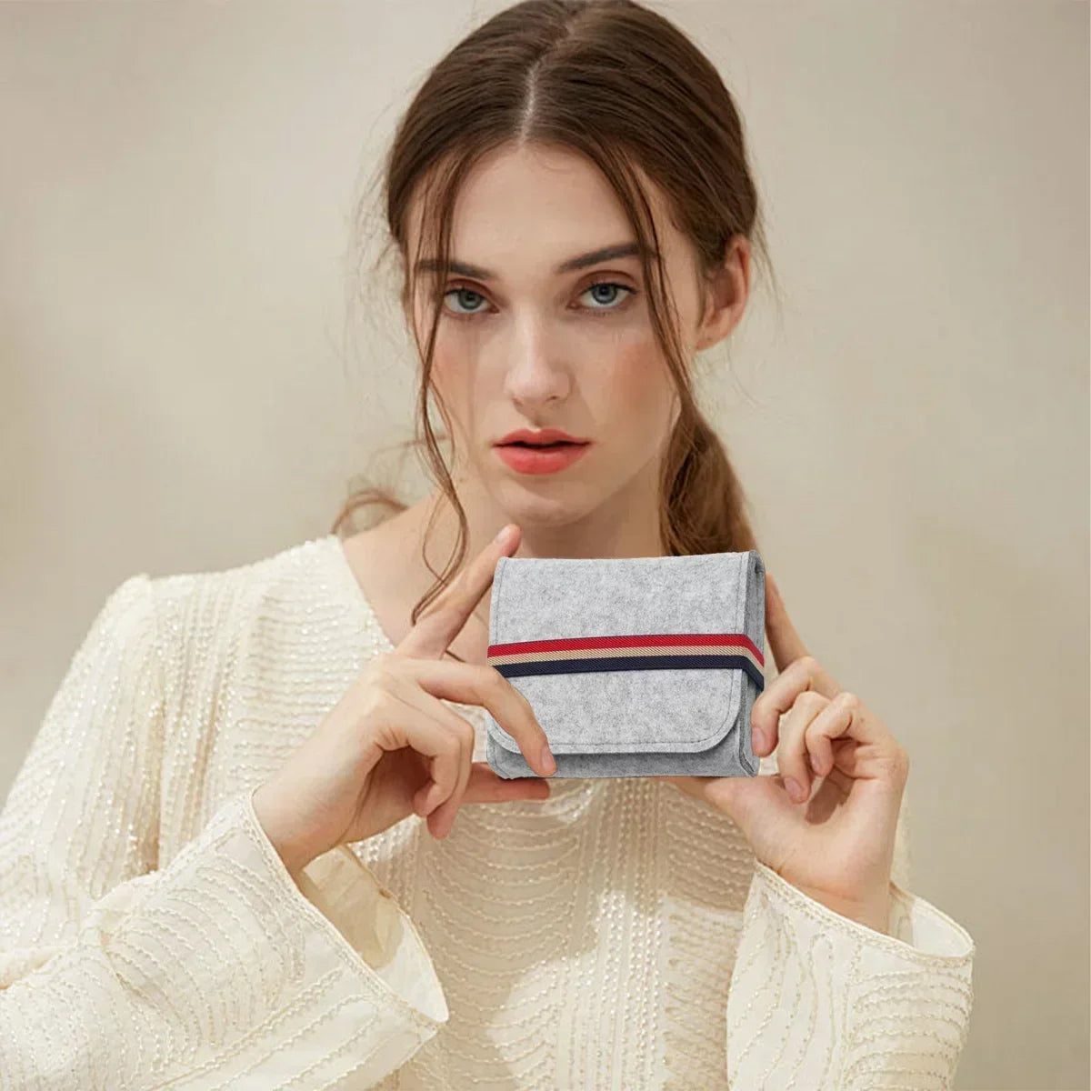 Sac ordinateur portable gris tissu doux moderne chargeurs adaptateurs câbles USB SSD HDD