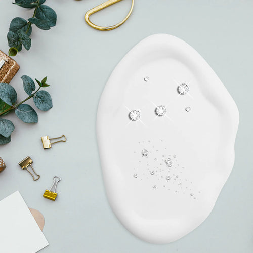 assiette blanche moderne plateau rangement bijoux cosmétiques minimaliste.surface lisse formes rondes brillantes