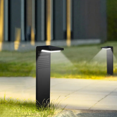 Lampe solaire sur pied LED éclairant un jardin de nuit