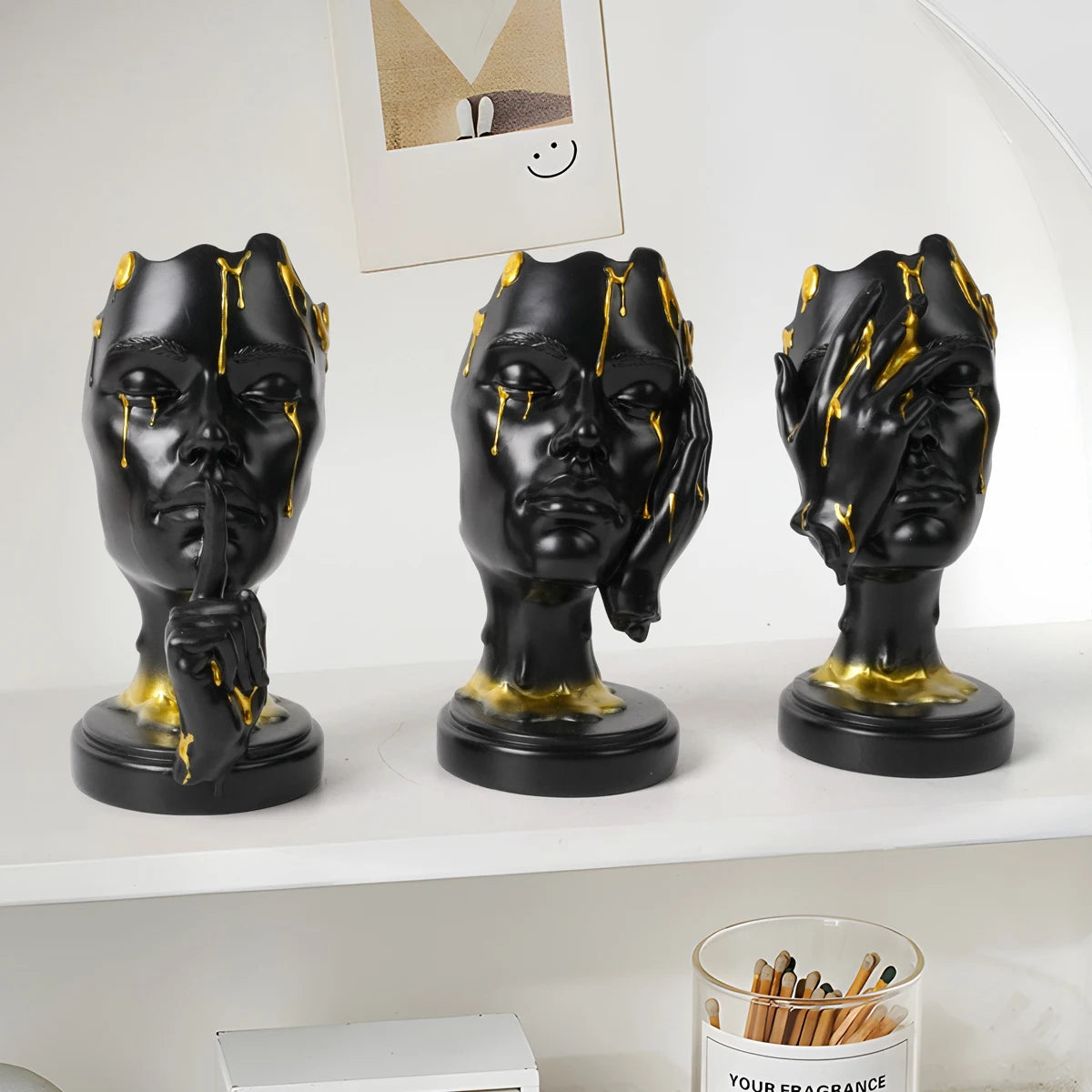 têtes sculptées contemporaines abstraites résine blanche or noire détails sculptés texture mate ornement intérieur