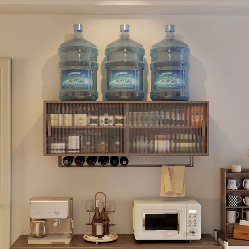 meuble mural compartiments bois clair moderne minimaliste tasses thé bouteilles lampe haut parleur clips
