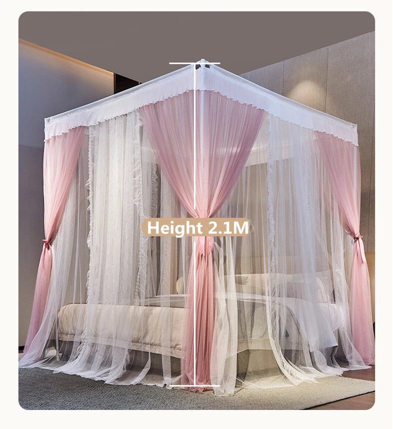 Un lit aux rideaux roses et blancs, doté d'un baldaquin et mesurant 2,1 mètres de hauteur, créant un environnement douillet et romantique.