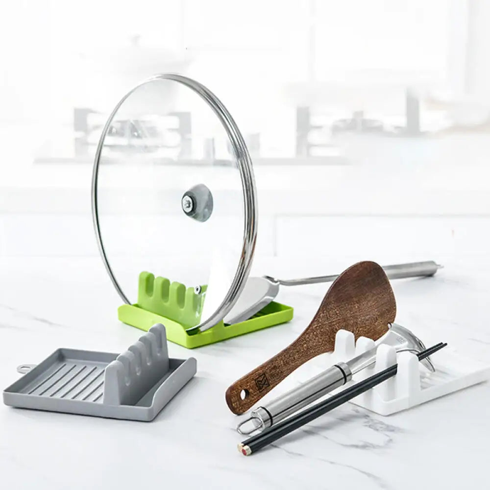 Organisateur de cuisine avec fourchette et spatule sur plan de travail