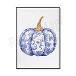 Une citrouille ornée de motifs bleus et dorés, évoquant l'élégance et la richesse d'un automne raffiné.