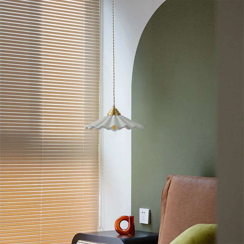 lampe suspendue céramique blanc doré moderne vintage 30cm large diffuseur ondulé opaqué chaîne