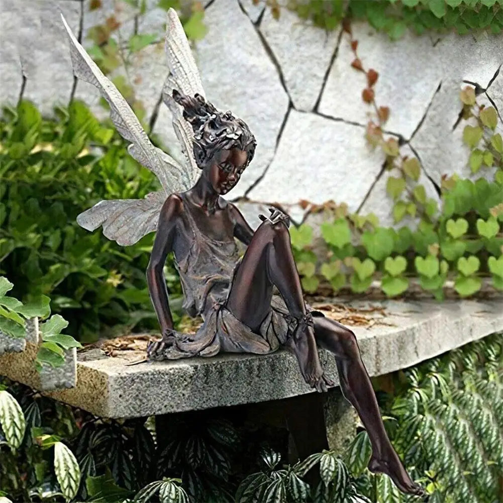 statue fée assise bronze gris vert texture rugueuse ailes ajourées fantastique decoratif jardinextérieur résistante