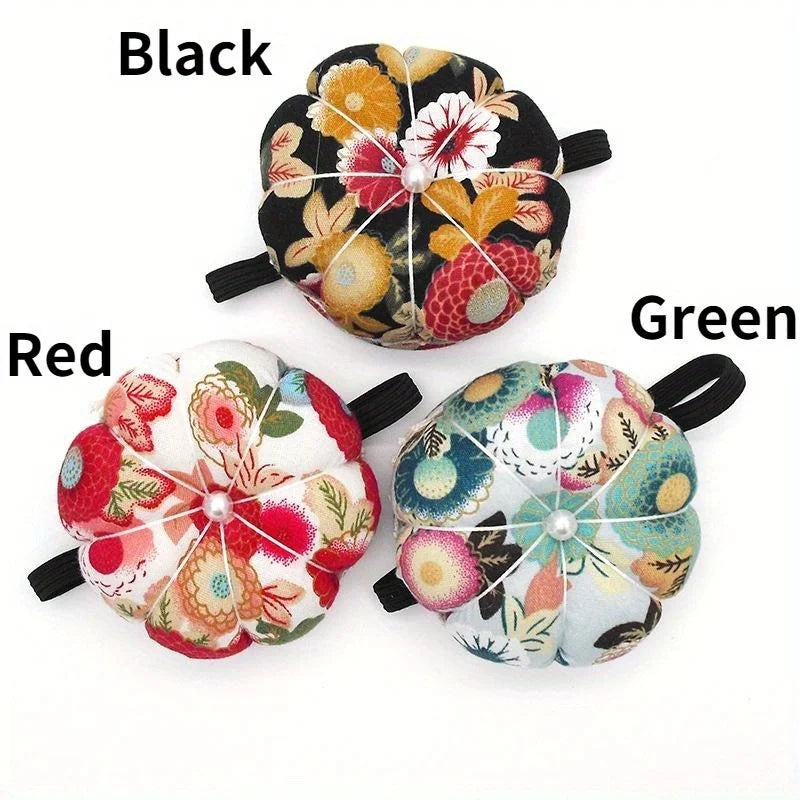 pinces couture traditionnelles fleurs colorées blanches rubans noirs noir rouge vert