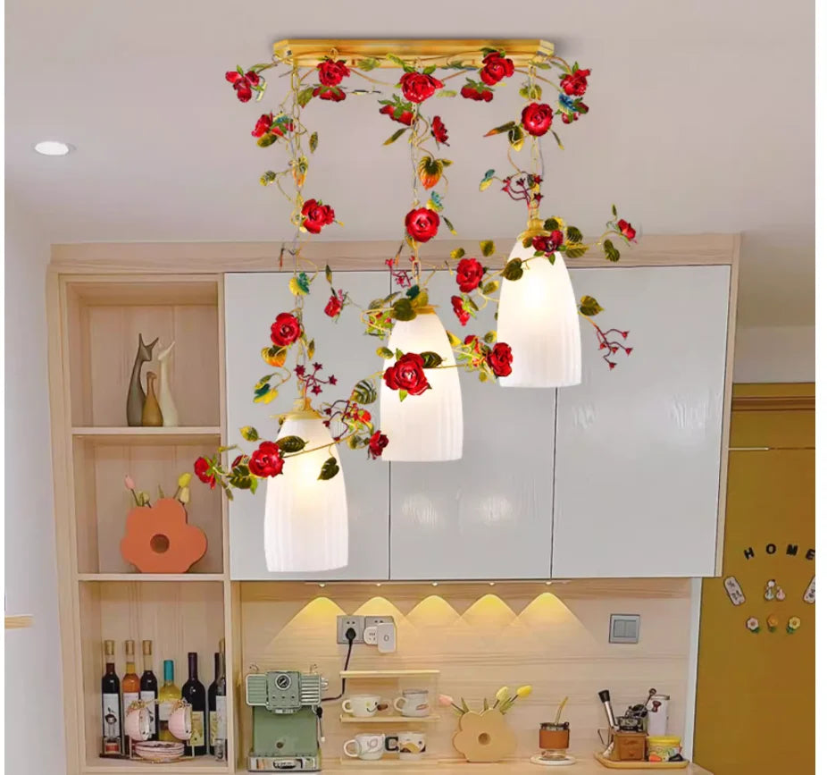 suspension lumineuse moderne fleurs artificielles abat jour mat blanc doré rouge vert