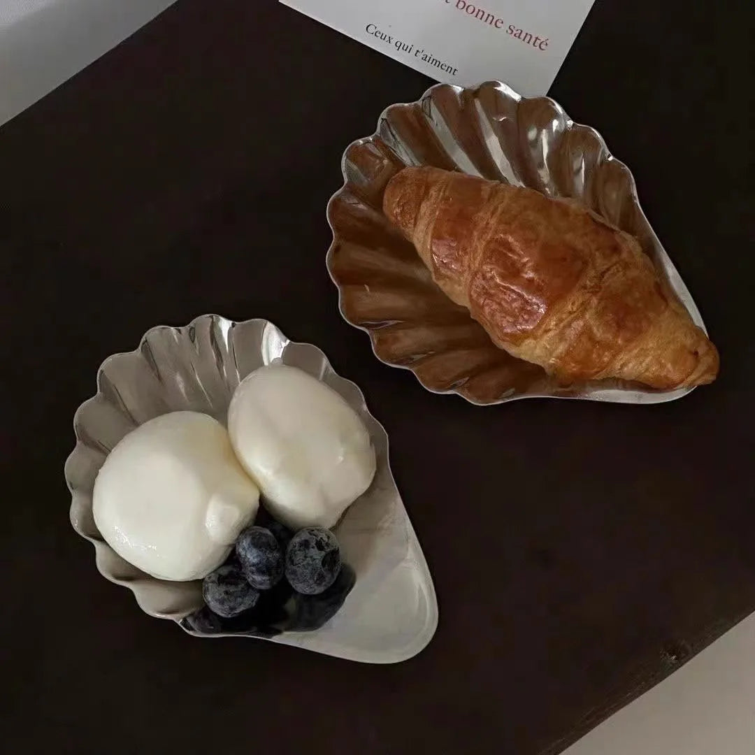 assiettes coquillages argentées rayures modernes dessert rangement bijoux plateau métal opaques