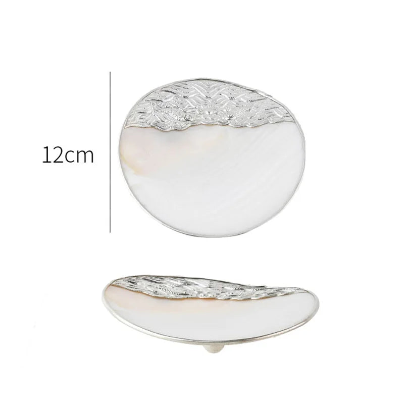assiettes bijoux blanc or élégantes motifs floraux texture naturelle pieds métalliques almacenamiento joyas