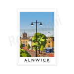 Une illustration colorée et animée d'une scène urbaine dans la ville d'Alnwick, avec des bâtiments historiques, des arbres et une lampe de rue, créant une ambiance chaleureuse et accueillante.