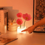 Lampe fleur rouge éclairée dans chambre enfant