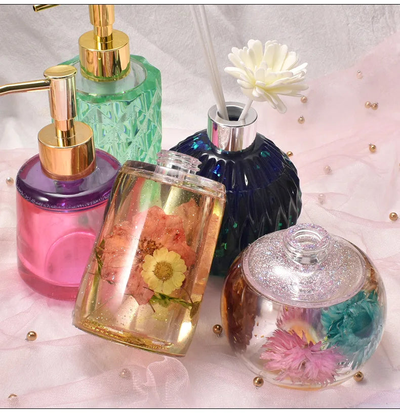 bouteilles savon liquide parfum transparentes motifs géométriques moderne élégantes vert bleu rose blanc