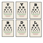 Cette image montre six affiches d'examen de la vue en anglais, utilisant des lettres et des mots disposés de manière créative pour tester la vision.