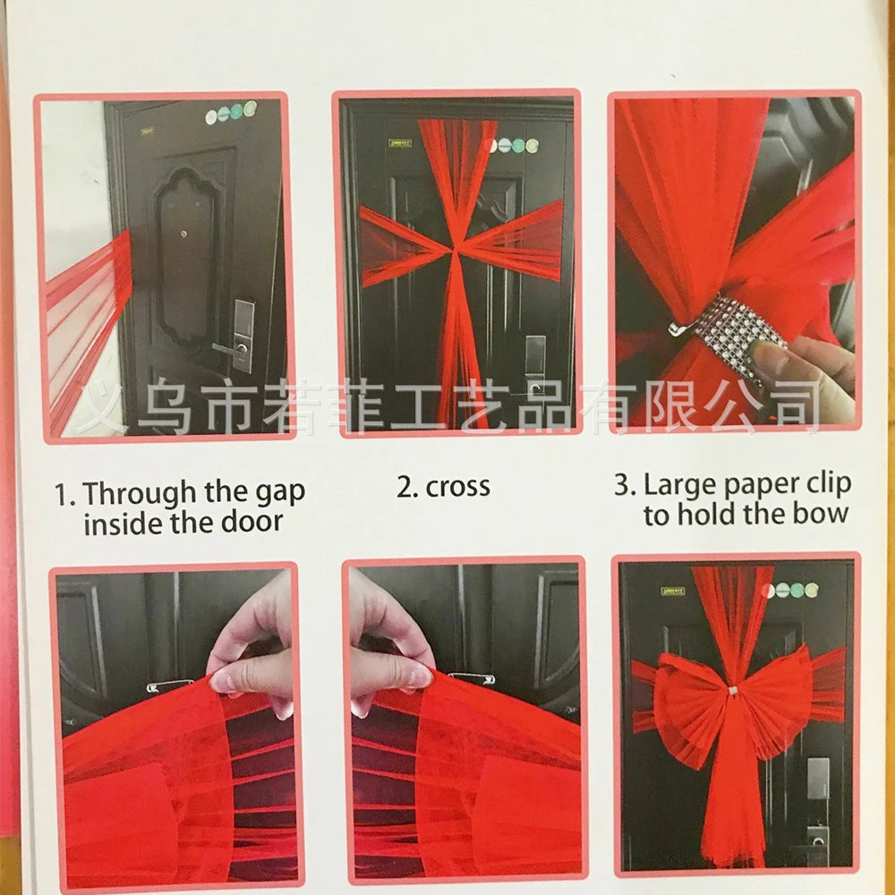 Nœud rouge accroché à une porte blanche pour fêtes