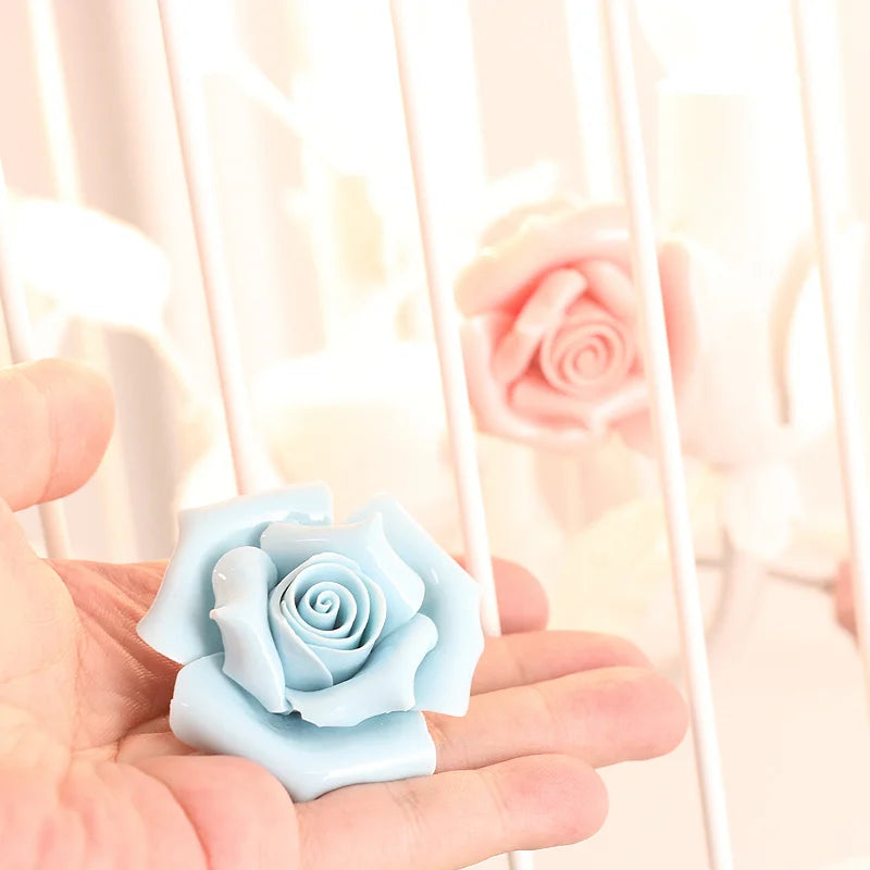 cage oiseaux suspendue vintage fleurs céramique rose clair blanc romantique